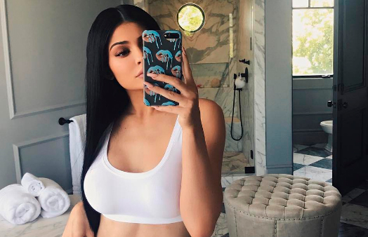 Kylie Jenner finalmente mostra como está o seu cabelo natural