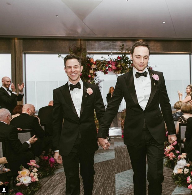 Jim Parsons, o Sheldon de Big Bang Theory, se casa com o namorado