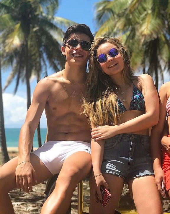 Lari Manoela e Thomaz Costa são flagrados andando de mãos dadas