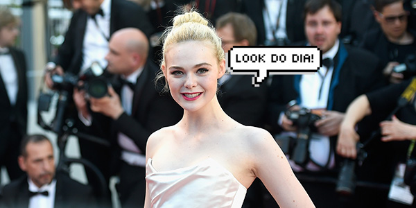 Look do dia: Elle Fanning usa vestido com estampa de unicórnio!