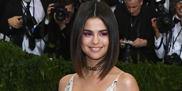Selena Gomez usou bolsa combinando com sua tatuagem no MET Gala
