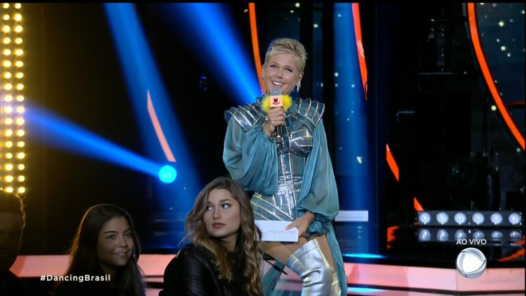 Sasha acompanha enquanto Xuxa relembra carreira no Dancing Brasil