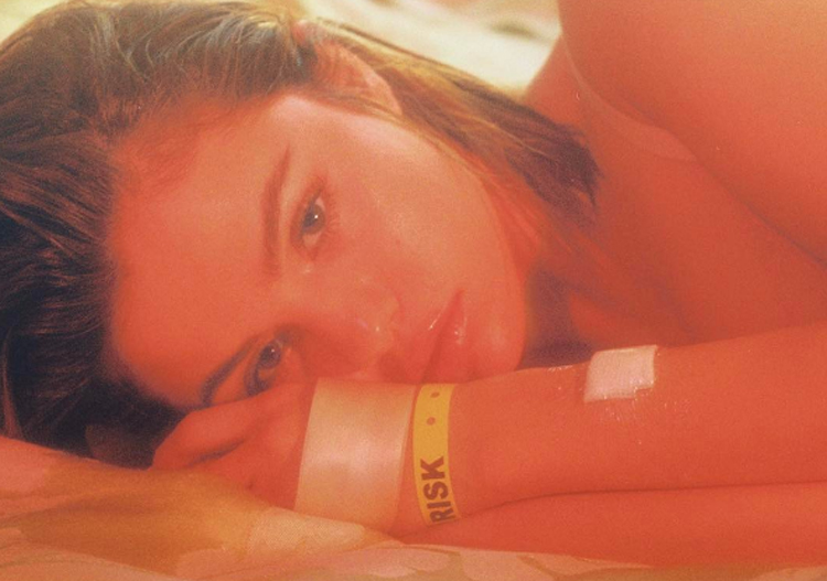 Selena Gomez tenta resistir ao boy na letra de Bad Liar. Confira!