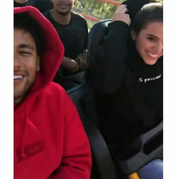 Bruna Marquezine e Neymar se beijam em montanha-russa