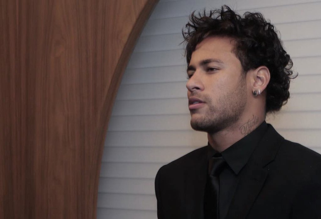 Cabeleireiro de Neymar explica novo look do jogador