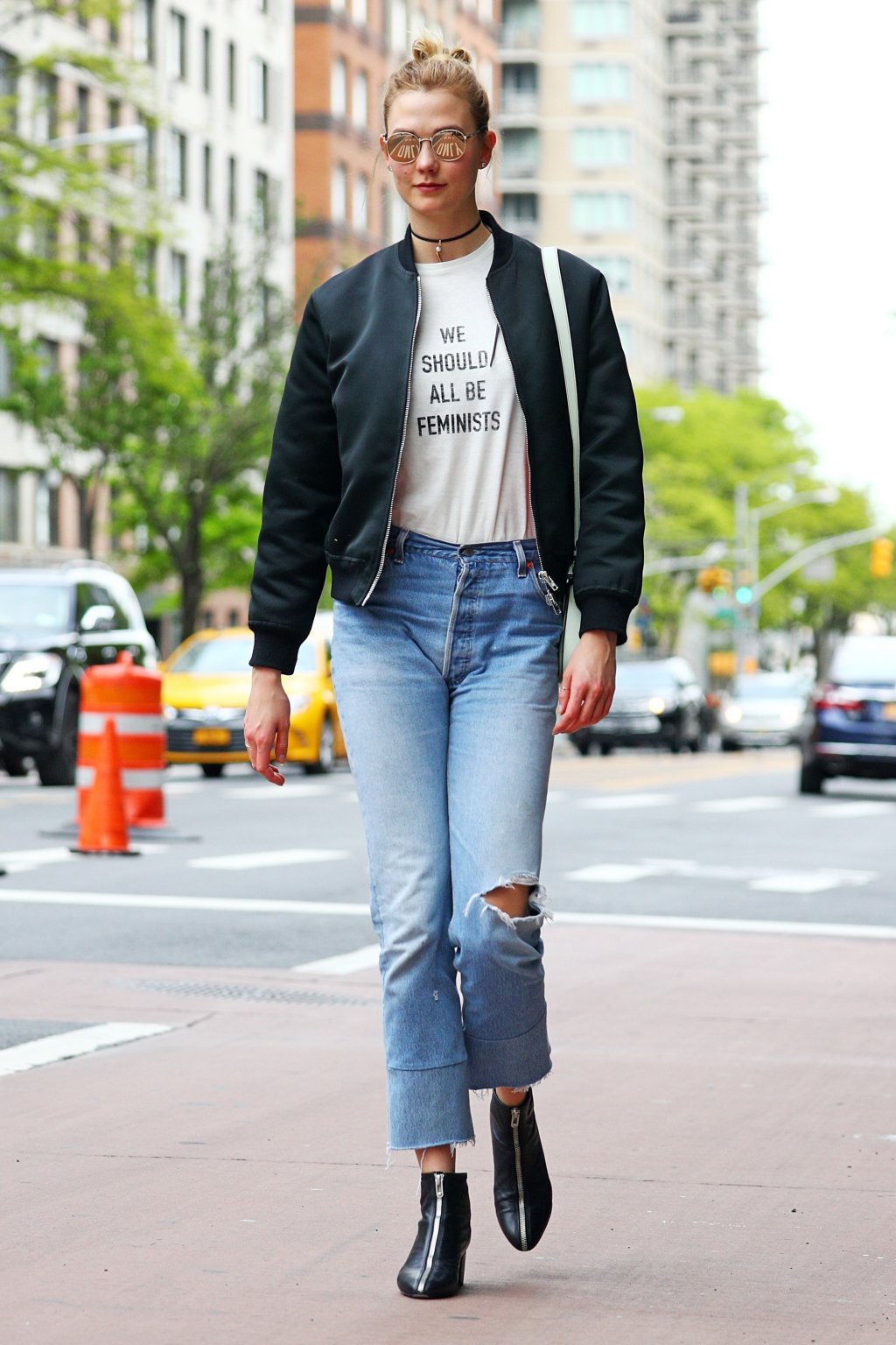 Look do dia: Karlie Kloss arrasa com camiseta feminista