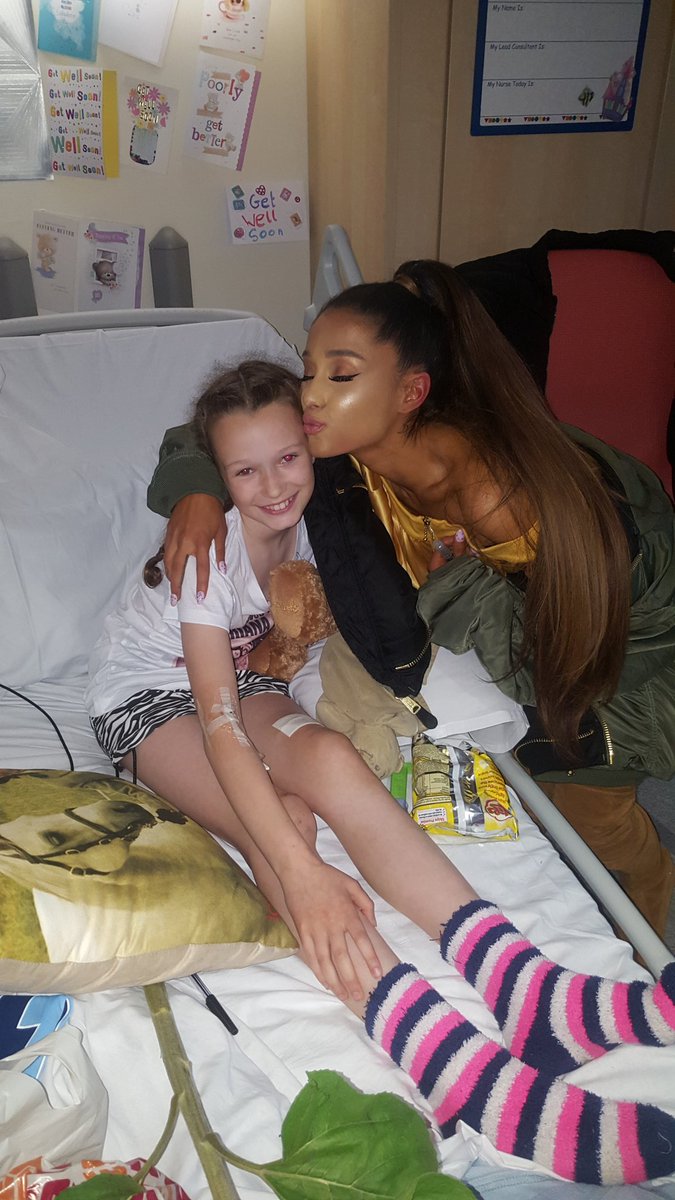 Ariana Grande visita vítimas do atentado em Manchester