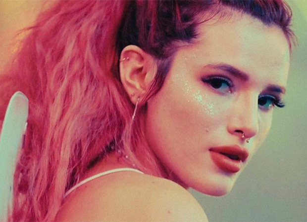 Uau! Bella Thorne apostou em biquíni brilhante lacrador