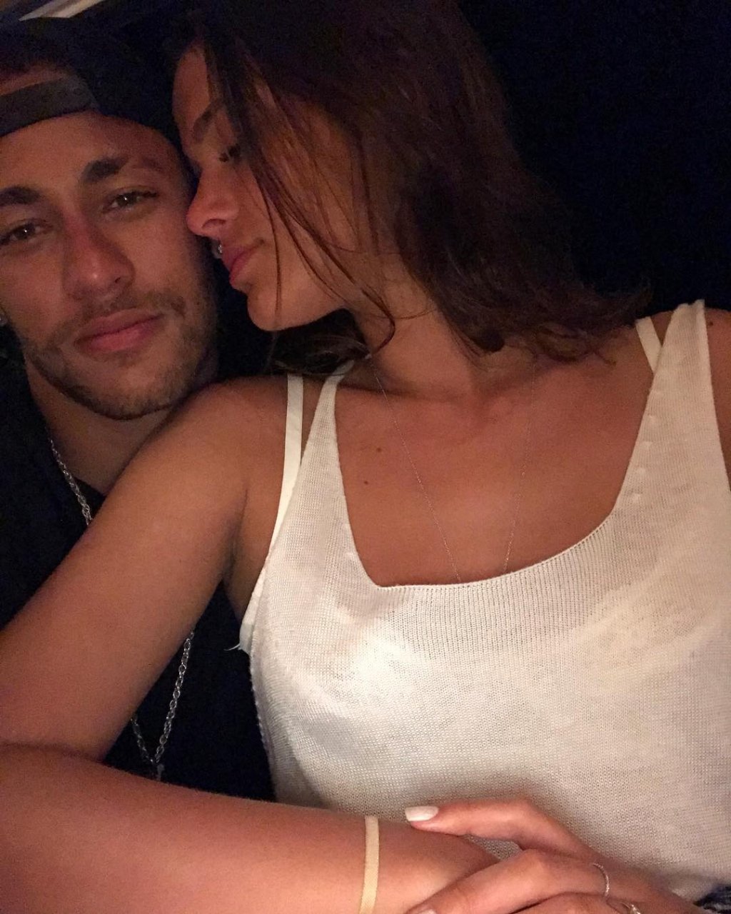 Bruna Marquezine dá abração em Neymar ao reencontrá-lo em show