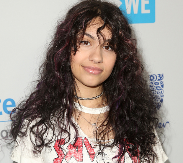 Alessia Cara tira a maquiagem em apresentação girl power