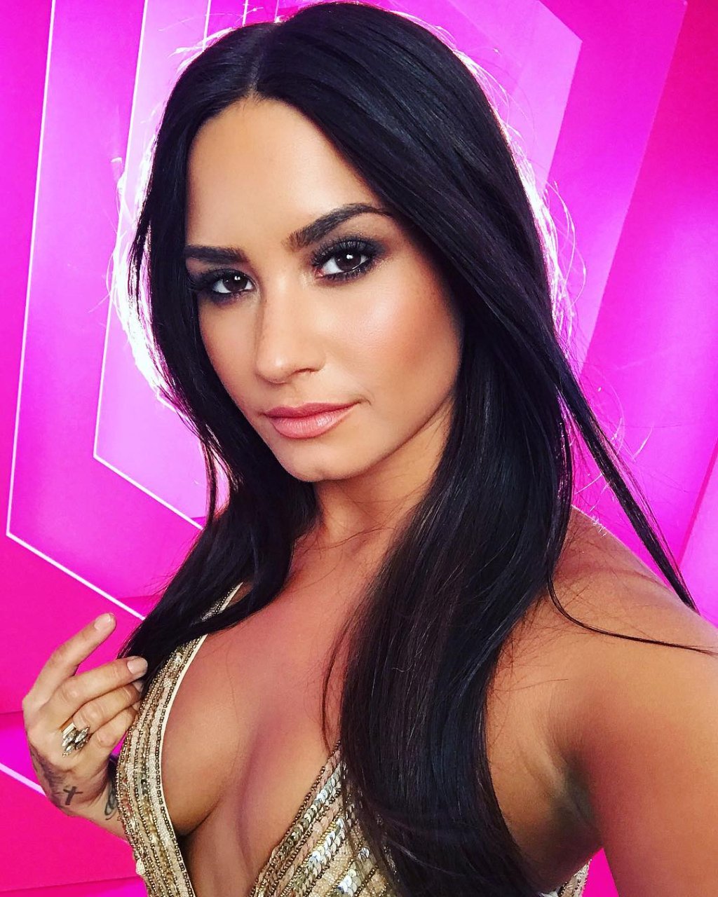 Antes de chegar ao Brasil, Demi Lovato dá indícios de novo single