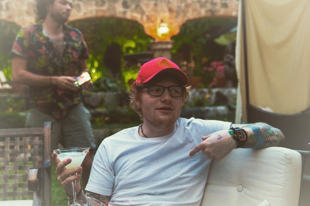 Ed Sheeran conta que sua namorada o ajudou a se livrar dos vícios