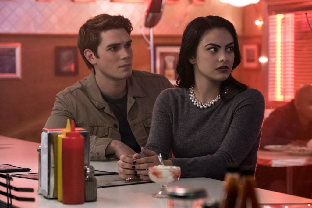 Elenco de Riverdale grava cena de casamento para 2ª temporada