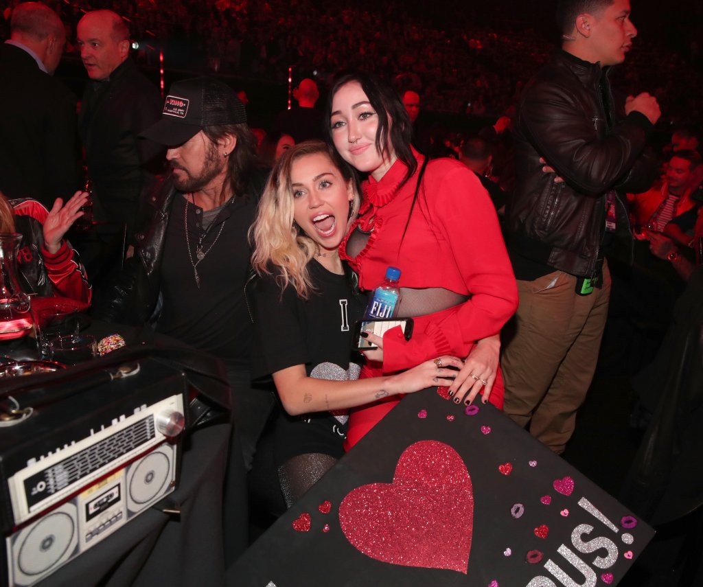 “Nunca vamos entender”, diz Noah Cyrus sobre comparação com Miley