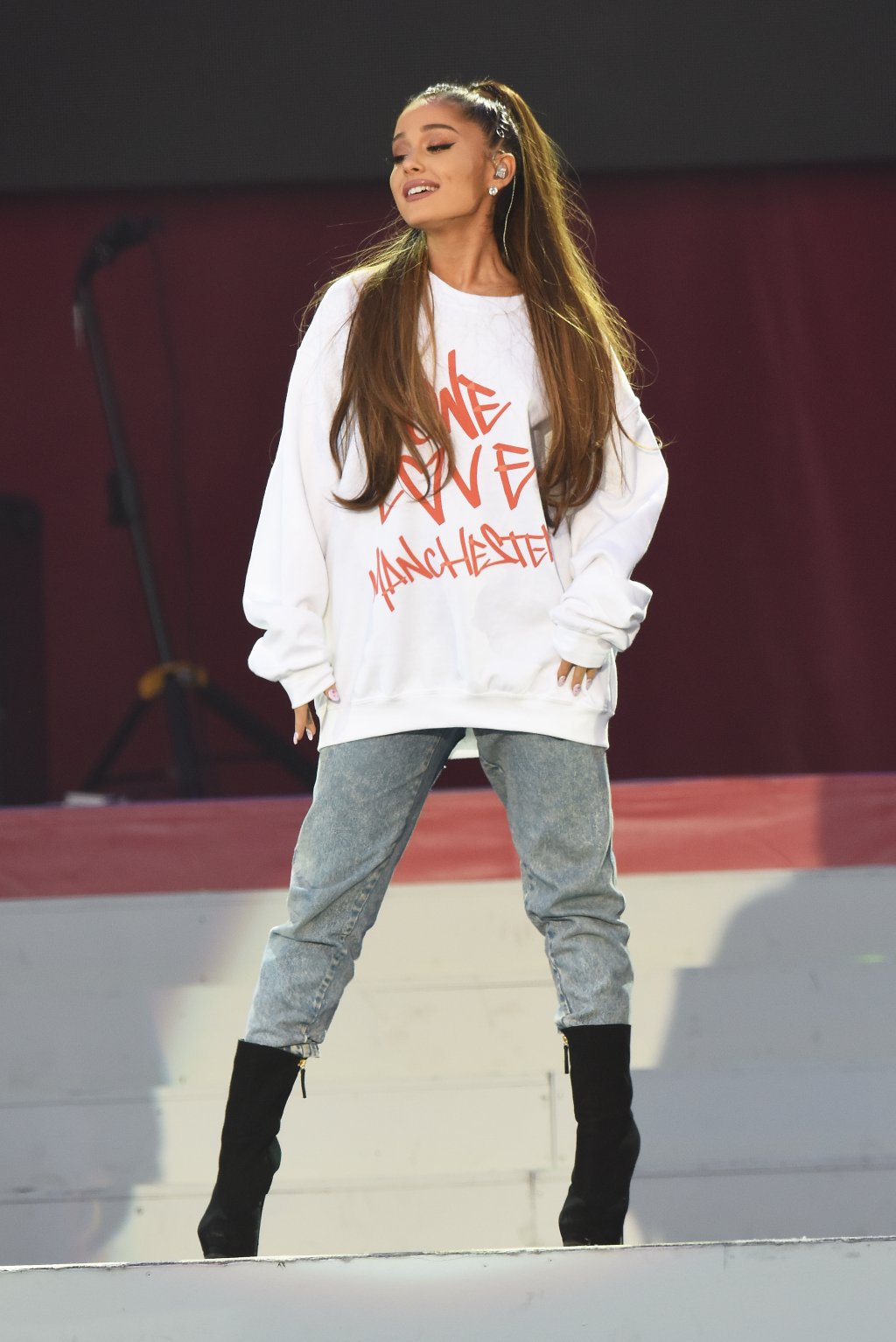 Você pode ter o moletom que a Ariana Grande usou em Manchester!