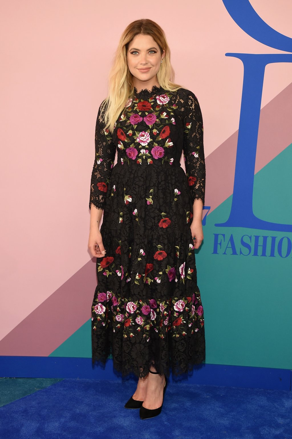 Look do dia: o vestido florido deuso da Ashley Benson