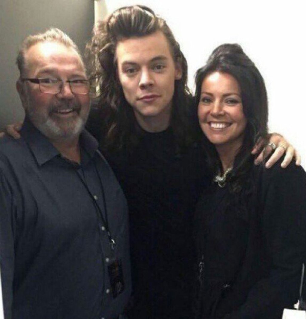 Padrasto de Harry Styles morre de câncer aos 57 anos