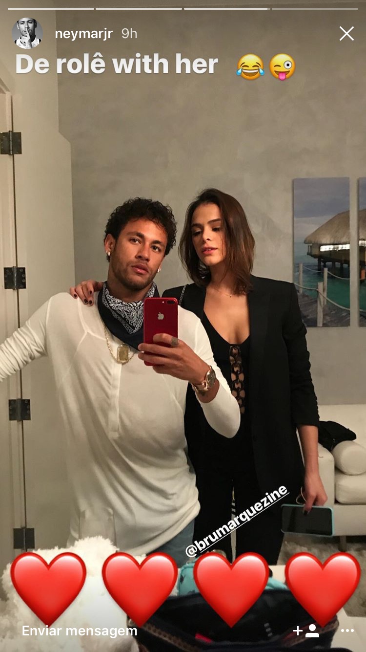 Bruna Marquezine e Neymar aparecem com anéis iguais