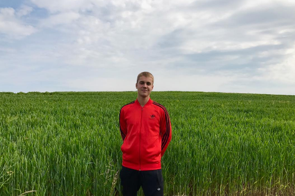 Justin Bieber é só sorrisos ao encontrar fãs em passeio de bike