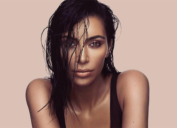 Kim Kardashian usa meia calça… só meia calça!