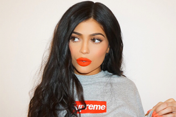 Funcionária de Kylie Jenner é pega tentando fotografá-la