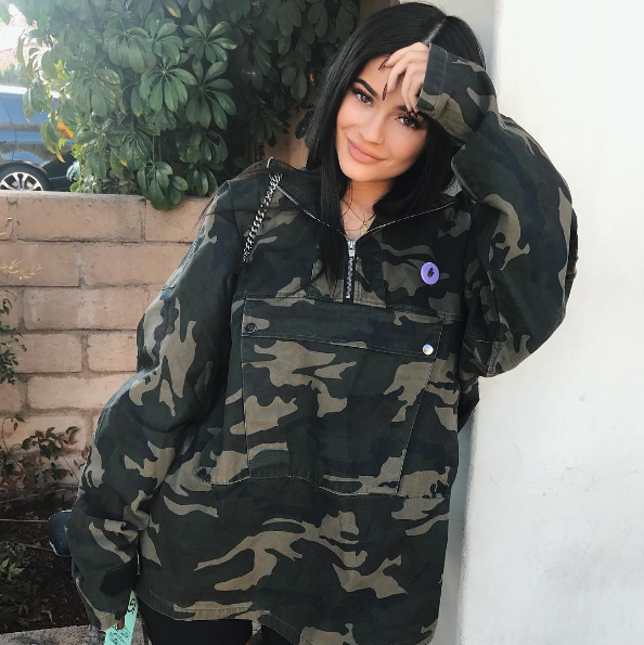 Kylie Jenner faz tatuagem com o namorado Travis Scott