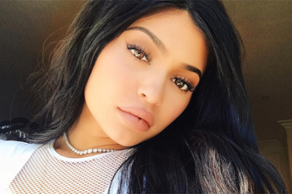 Novo hit? Kylie Jenner usa penteado diferente e fácil de fazer