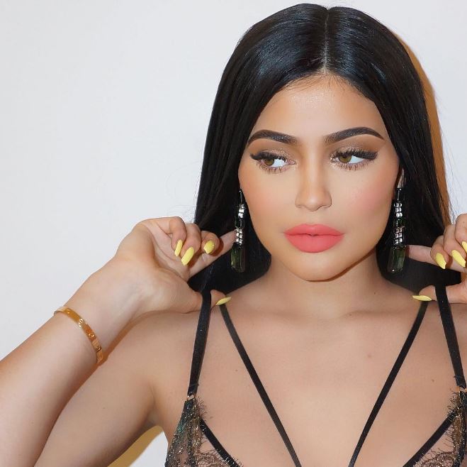 Strappy bra de Kylie Jenner atualiza o status de sutiã lacrador