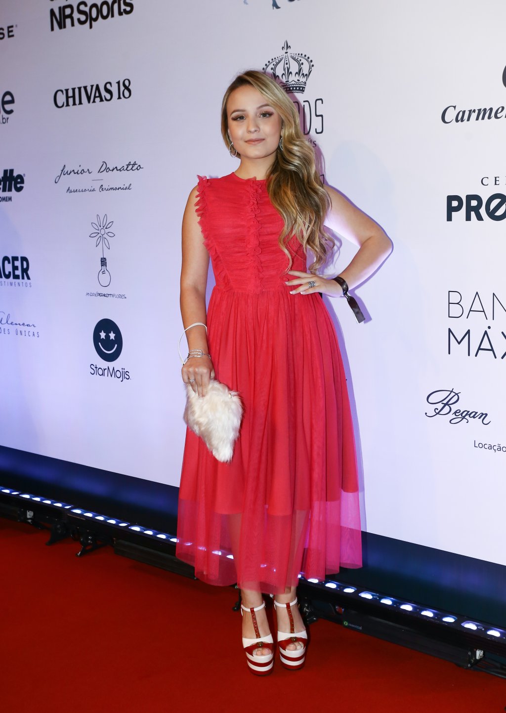 Look do dia: Larissa Manoela aposta em vestido de festa coloridão