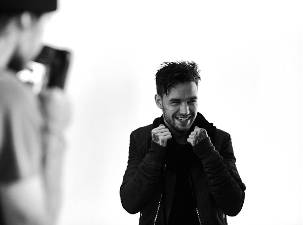 Liam Payne faz primeira apresentação solo na TV e arrasa!