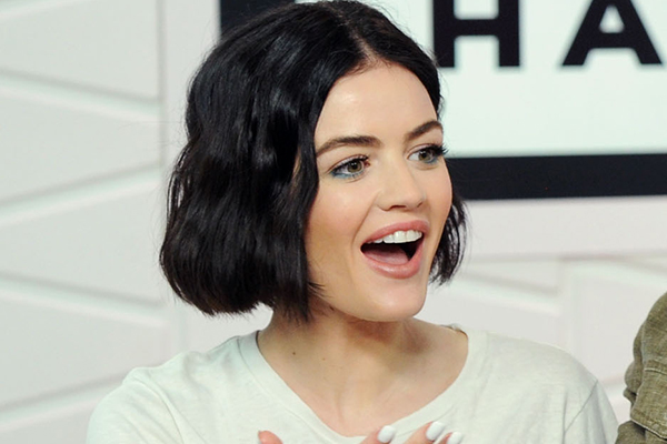 Lucy Hale está toda zoeira no Twitter