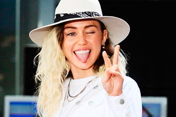 Disfarçada, Miley Cyrus se apresenta em metrô de Nova York!