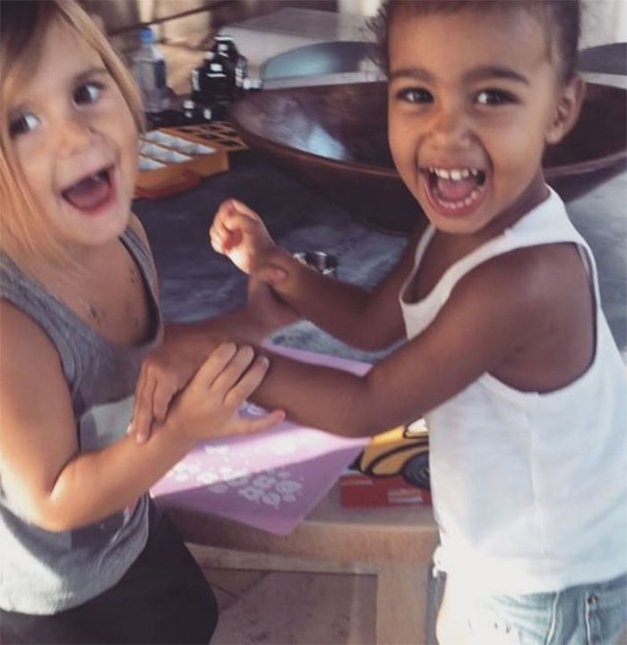 North West e Penelope Disick ganham festinha da Moana