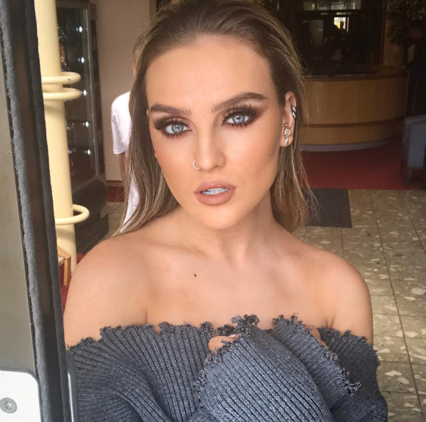 Perrie Edwards inspira fãs ao postar foto de cicatriz na barriga