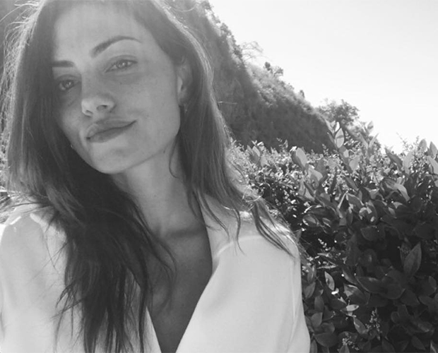 phoebe tonkin cabelo comprido