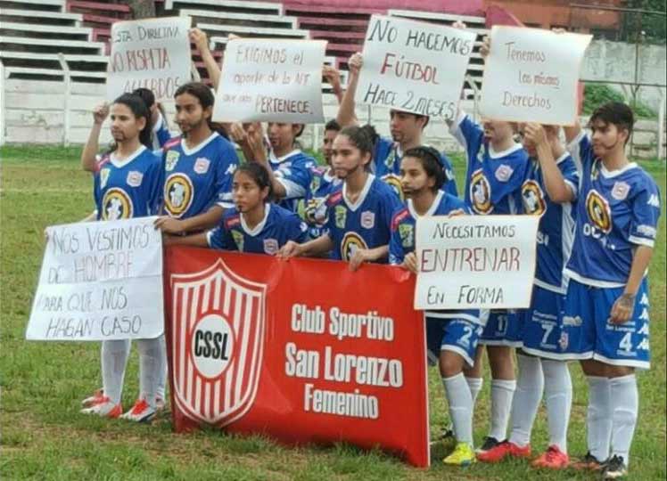 Jogadoras de time de futebol se vestem de homem para protestar