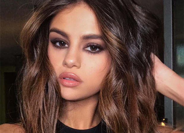 Selena Gomez aparece com corte de cabelo retrô – e fios loiros!