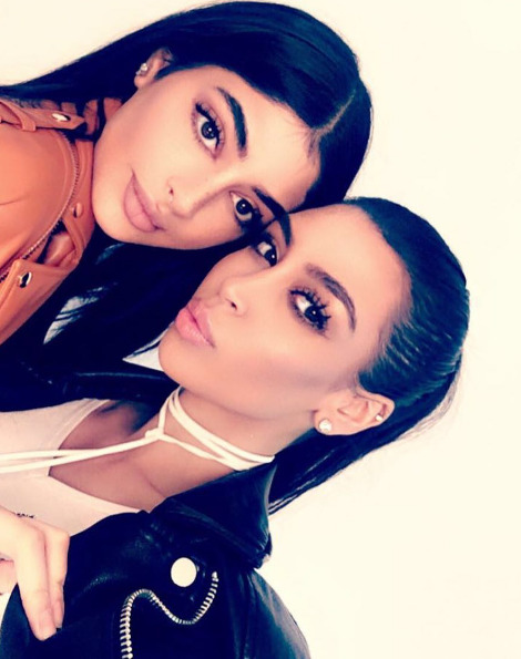 Irmãs fotografadas no street style são iguais a Kim e Kylie!