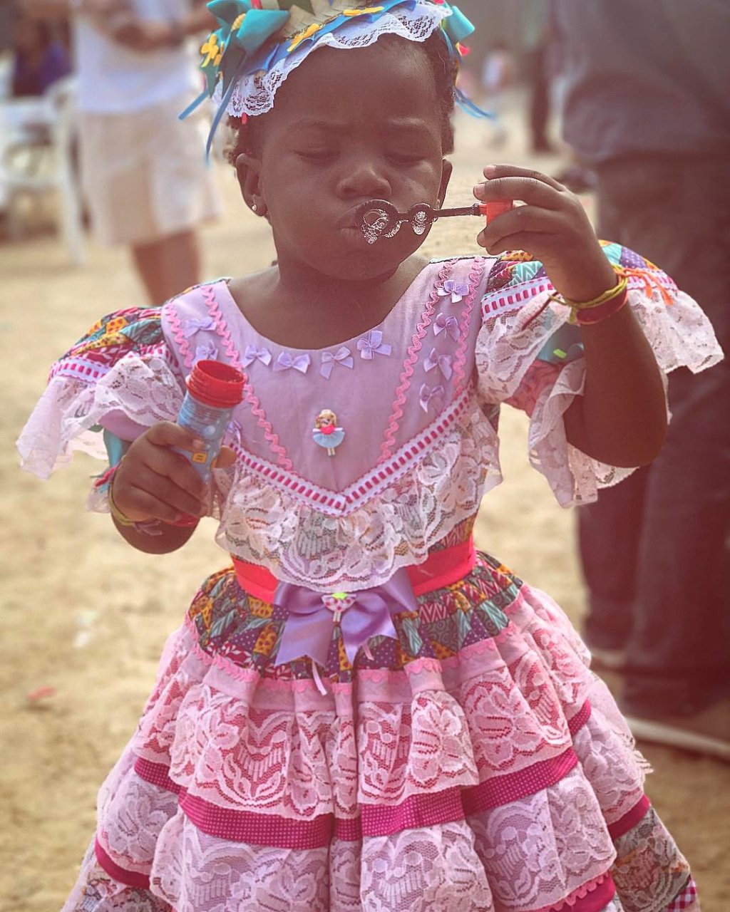 Titi Gagliasso participa de 1ª festa junina com look todo fofo