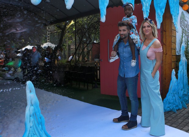 Fofura! Titi Gagliasso ganha festa de aniversário de Frozen