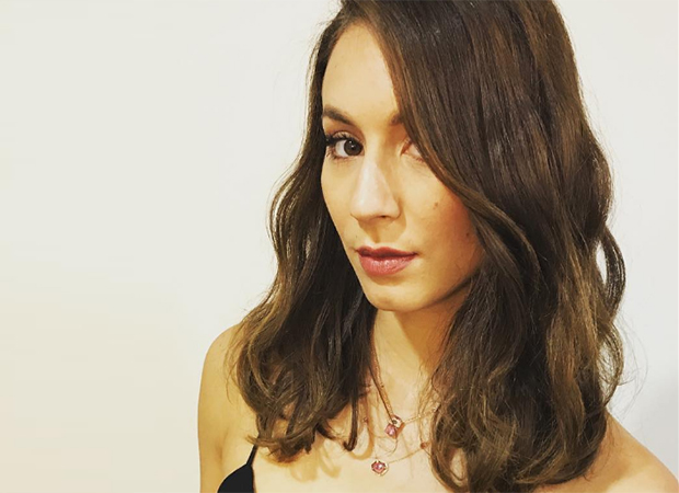 Troian Bellisario cortou e escureceu o cabelo!