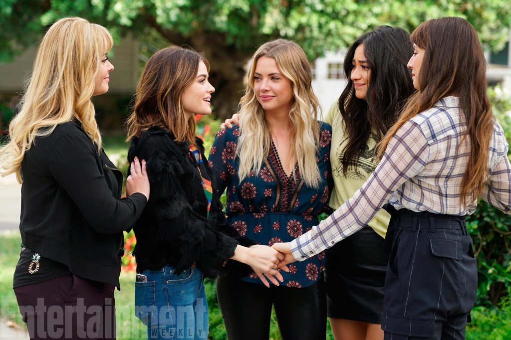 As fotos do último episódio de PLL mostram Aria pronta pra casar