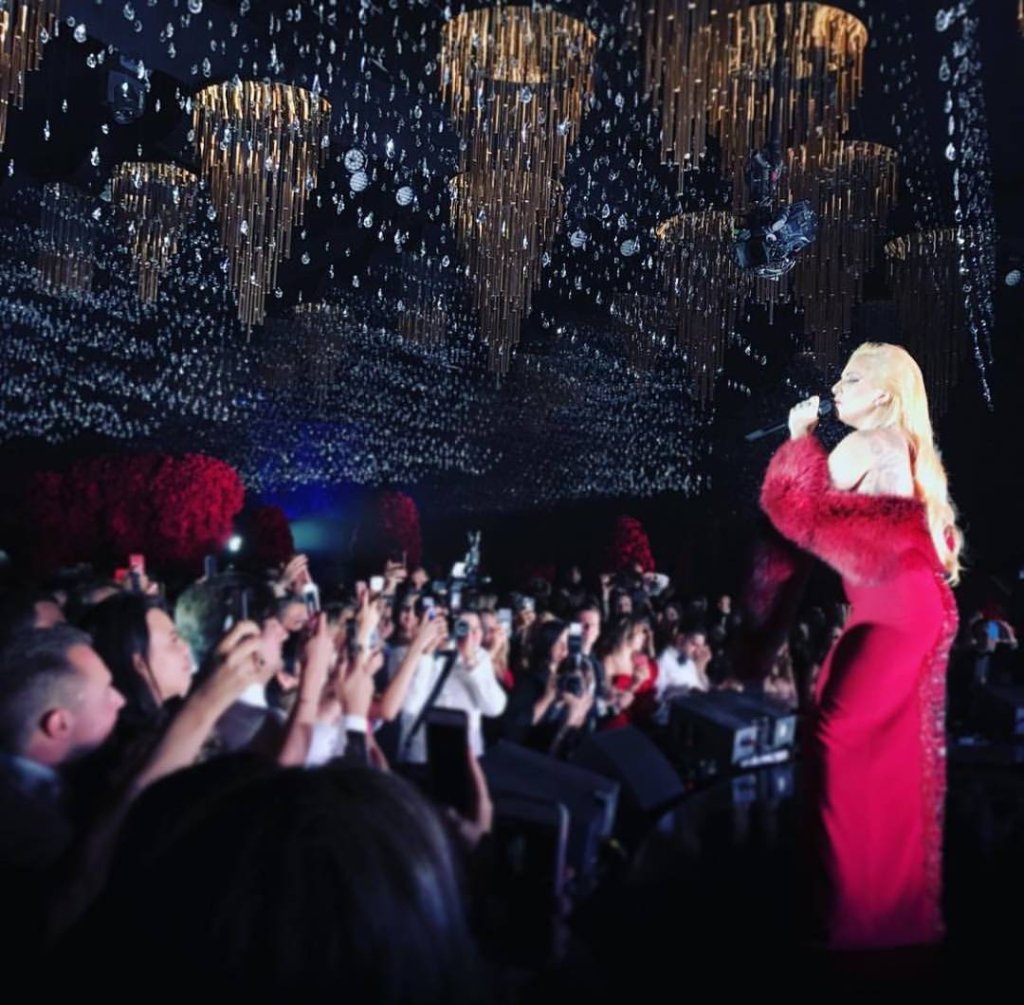 Lady Gaga canta em casamento baphônico em Los Angeles