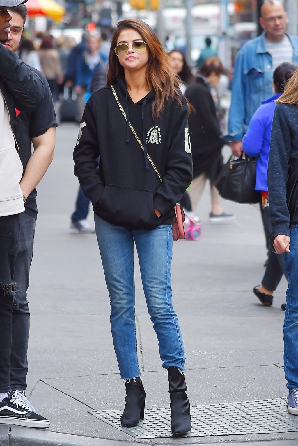 Look do Dia: Selena Gomez se jogou na tendência do moletom