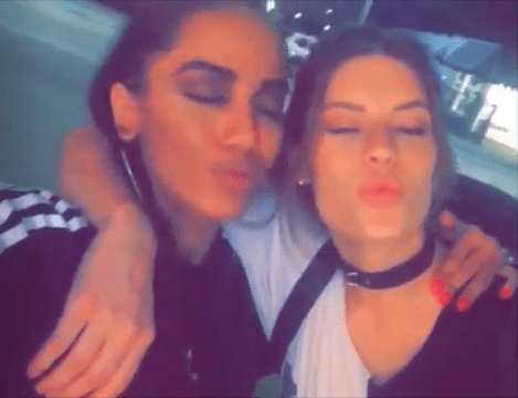 Em Los Angeles, Anitta se joga na balada e faz zoeira com amigas