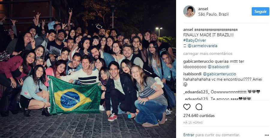 Ansel Elgort chega ao Brasil e faz a alegria dos fãs em São Paulo