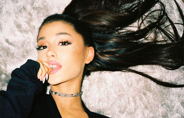 Ariana Grande se diverte com peruca roxa no Instagram