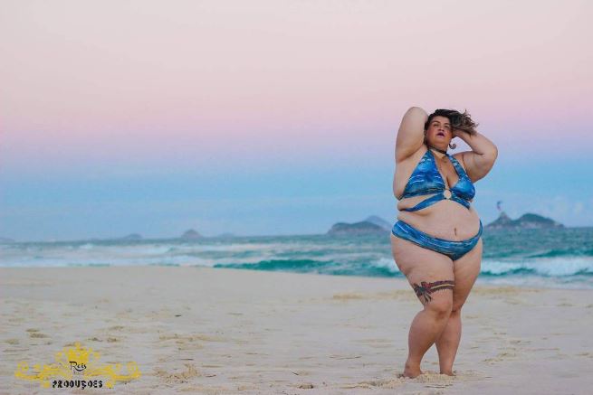 Bailarina da Anitta lacra em ensaio de biquíni plus size