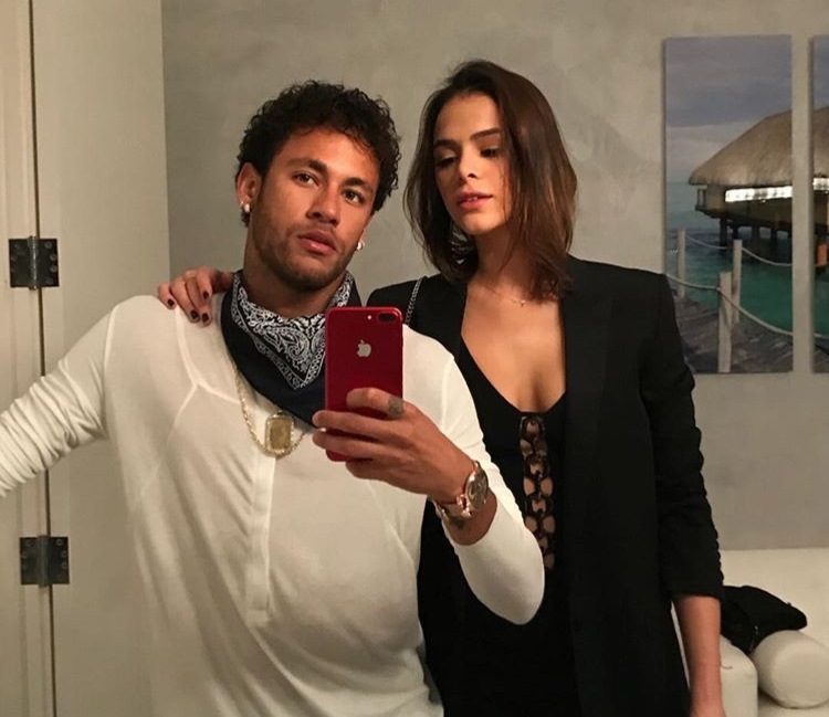 Bru Marquezine pede para pararem de marcá-la nas fotos com Neymar