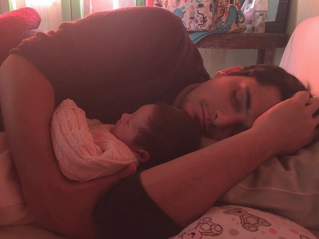 Bruno Gissoni posta foto de mãos dadas com a filhinha Madalena